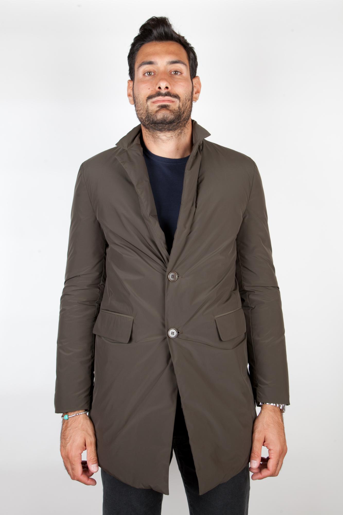 NAPAPIJRI Rainforest Pocket, Giacca Uomo I cappotti invernali sono un capo estremamente importante in ogni guardaroba che si rispetti, accompagnati da sciarpe e cappelli. Oltre ad essere un capo indispensabile per coprirci e ripararci dalle intemperie invernali, un cappotto invernale deve anche assecondare il vostro gusto, il vostro modo di vivere e saper reinterpretare le continue .